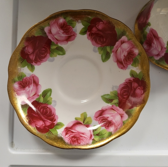 Tea cup and saucer Royal Alberta crown China Old English Rose gold. - Picture 3 of 4